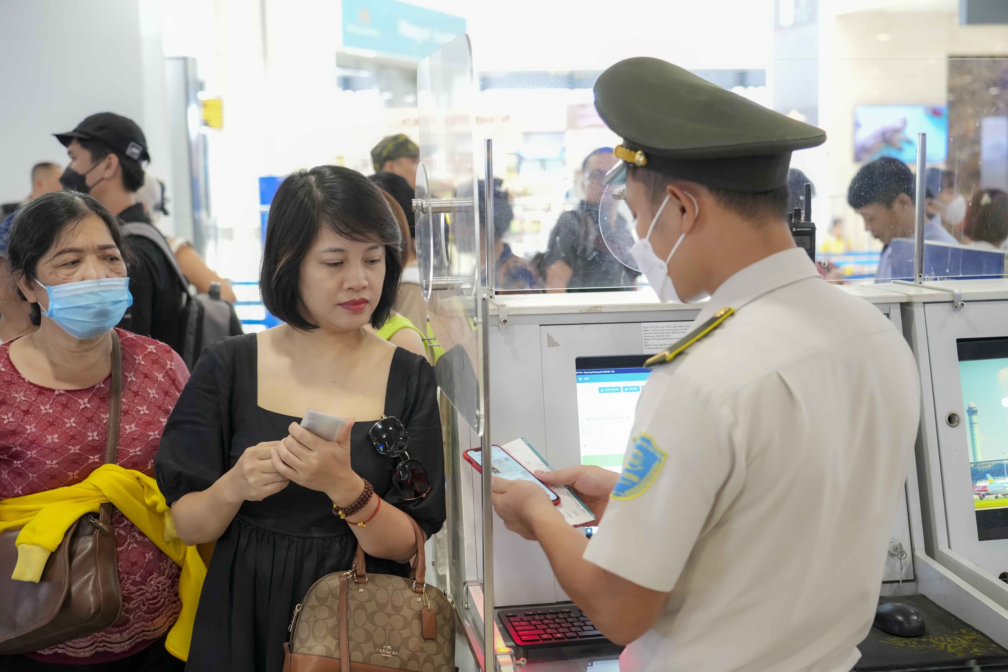 Ngày đầu sử dụng VNeID làm thủ tục bay - Ảnh 1.