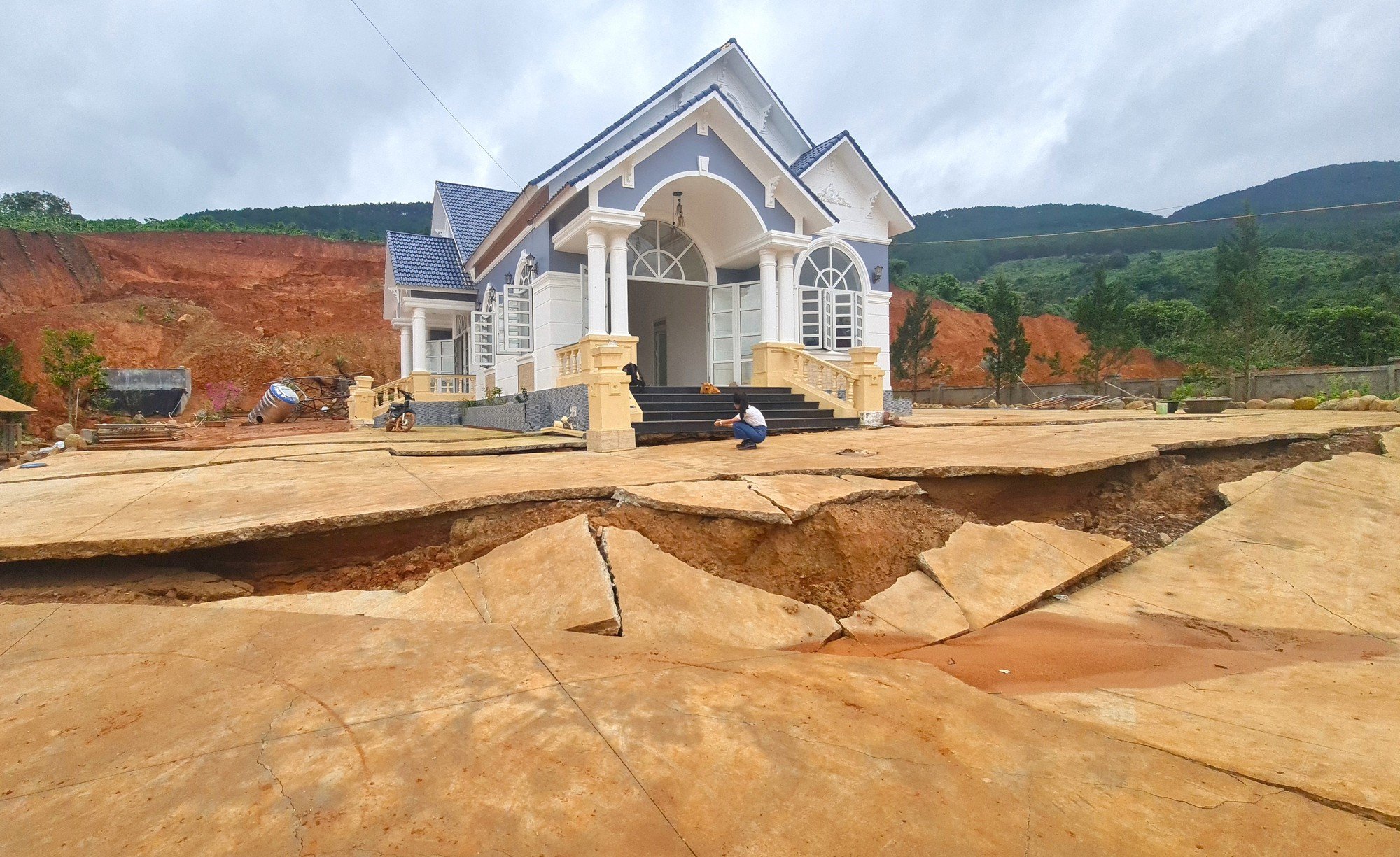 Khu vực sạt lở đất gần hồ chứa nước Đông Thanh, độ sâu 8-12 mét chủ yếu là đất cao lanh, đất mùn - Ảnh 2.