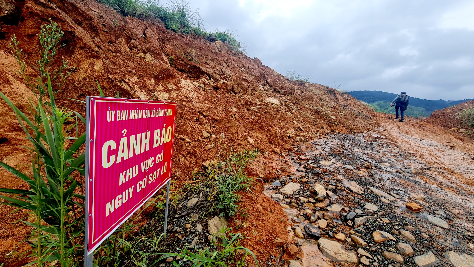 Khu vực sạt lở đất gần hồ chứa nước Đông Thanh, độ sâu 8-12 mét chủ yếu là đất cao lanh, đất mùn - Ảnh 3.