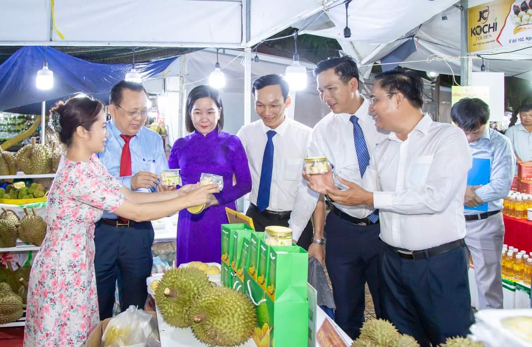 Sau 5 ngày tổ chức phiên chợ tại Khánh Hòa, tổng doanh thu ước đạt hơn 6,5 tỷ đồng - Ảnh 1. Sau 5 ngày tổ chức phiên chợ tại Khánh Hòa, tổng doanh thu ước đạt hơn 6,5 tỷ đồng - Ảnh 1.