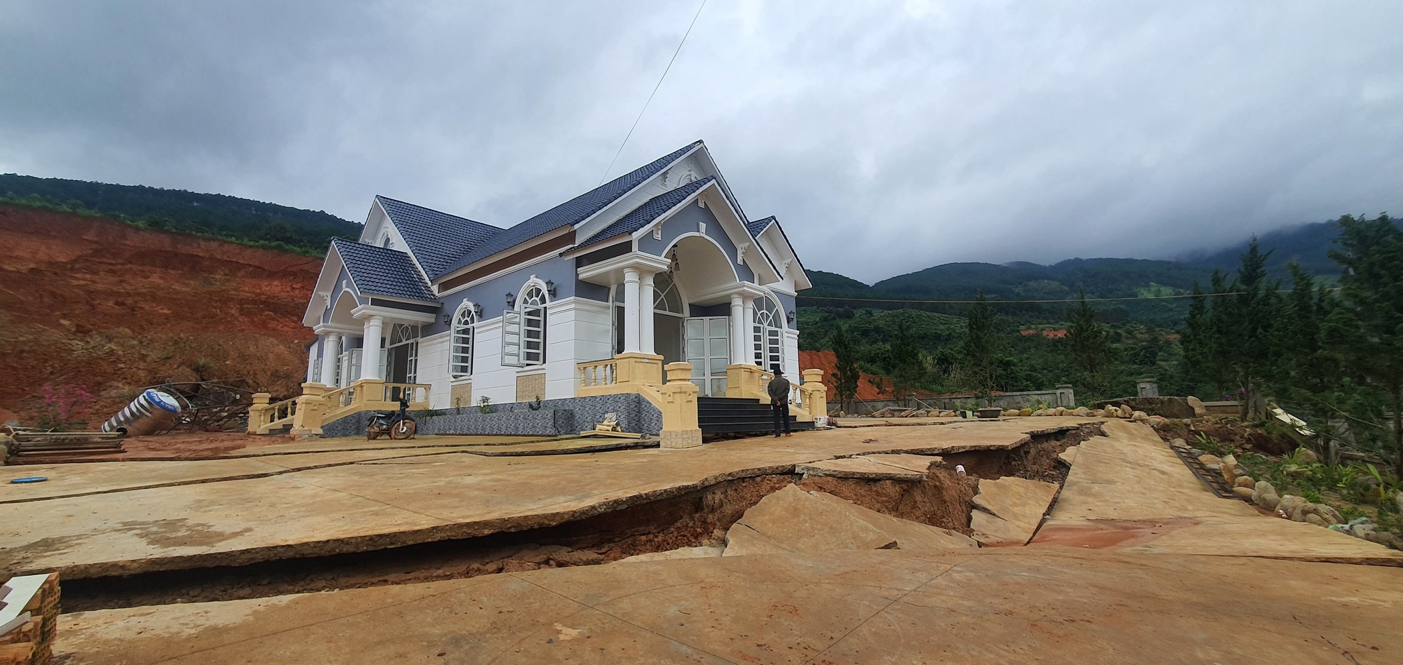 Người đàn ông xót xa khi xây nhà hết tiền tỷ nhưng không được vào ở - Ảnh 2.
