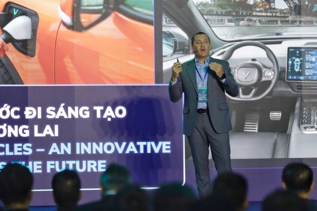 Xe điện, siêu máy tính di động, nấc thang mới của công nghiệp ô tô - Ảnh 1.
