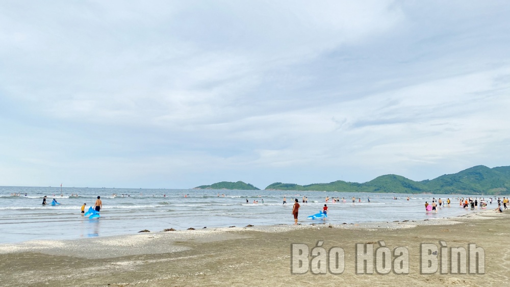 Bãi biển Lộc Hà đẹp hoang sơ giữa lòng miền Trung - Ảnh 1.