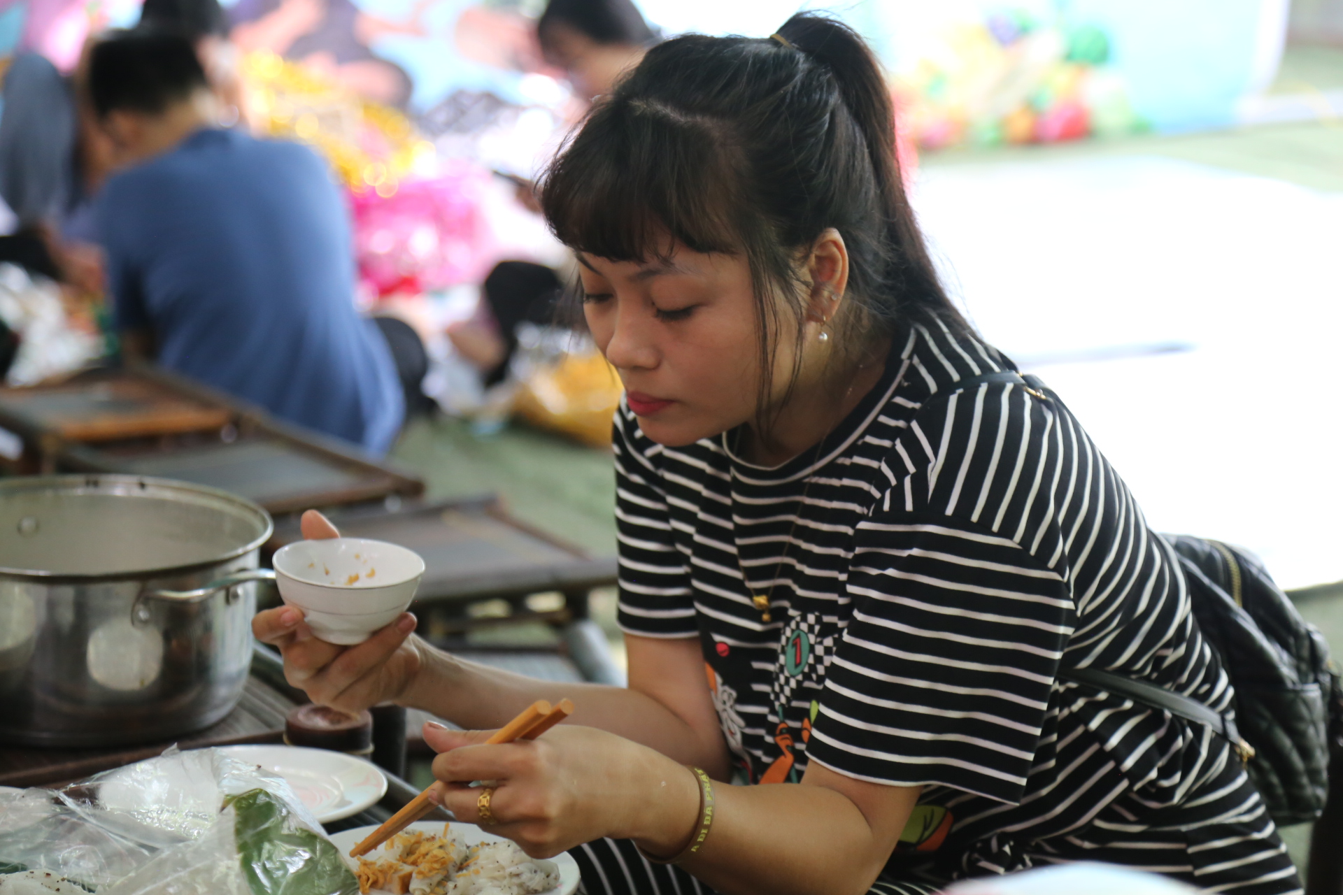 Vượt mưa đến Chợ Quê mùa hàng ủng hộ người nghèo - Ảnh 10.