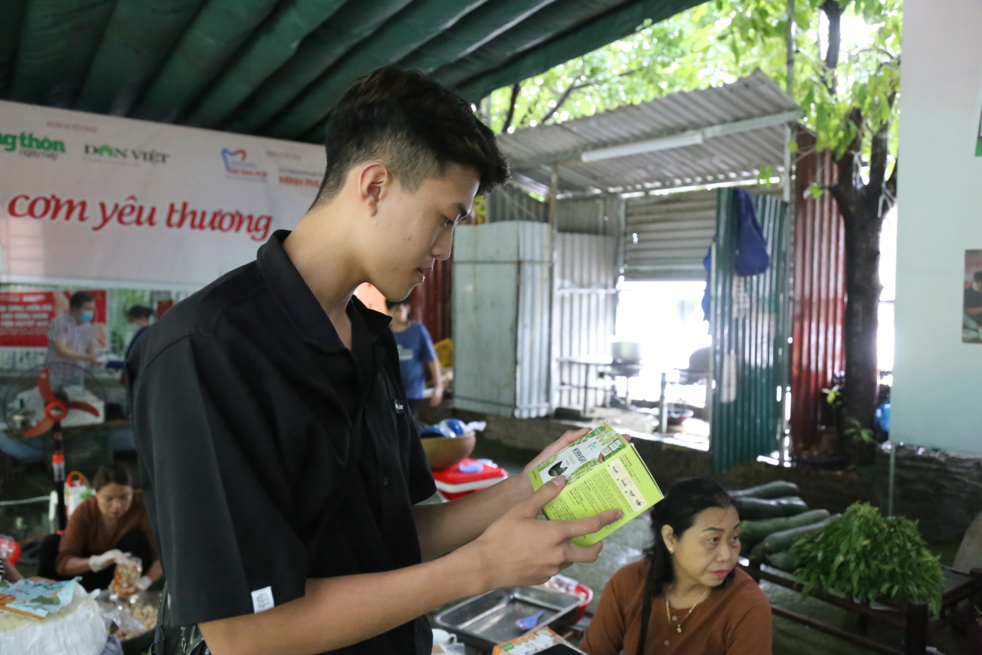 Vượt mưa đến Chợ Quê mùa hàng ủng hộ người nghèo - Ảnh 7.