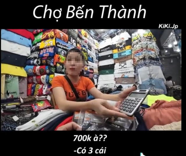 Hét giá 3 đôi vớ 700.000 đồng, tiểu thương chợ Bến Thành bị xử phạt, buộc phải đóng cửa - Ảnh 1.