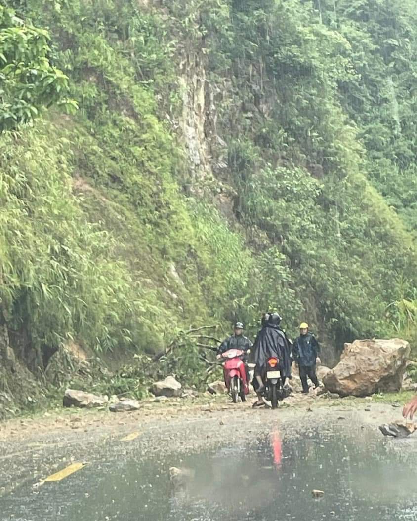 Lai Châu: Mưa lớn gây sạt lở ta luy dương trên QL12 - Ảnh 1. Lai Châu: Mưa lớn gây sạt lở ta luy dương trên QL12 - Ảnh 1.