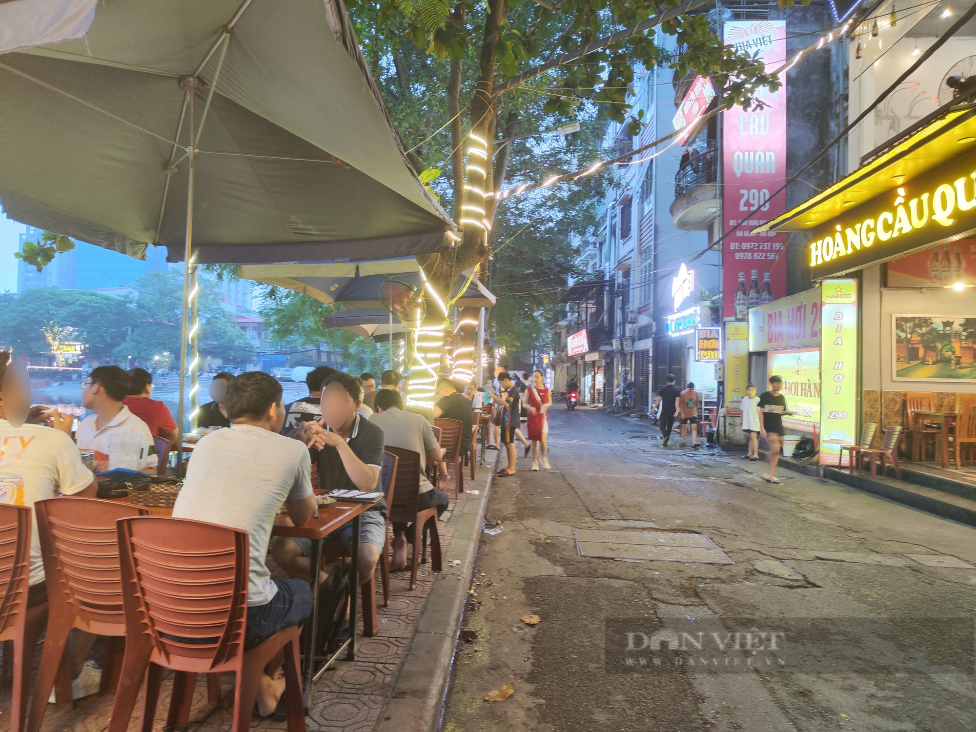 Hà Nội: Chật kín bàn nhậu quanh vỉa hè hồ Hoàng Cầu - Ảnh 1.