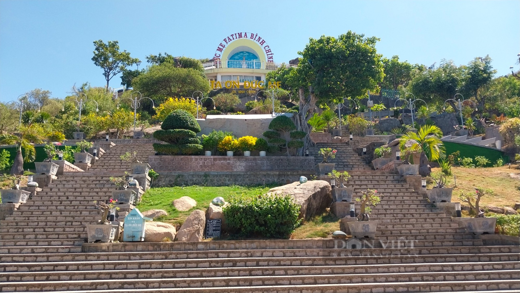 Nhà thờ đá bên bờ biển có tượng Đức Mẹ trên núi là mái nhà chung của người công giáo ở Ninh Thuận - Ảnh 8.