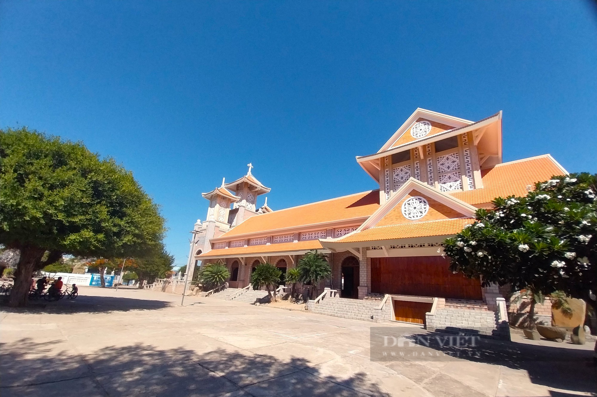 Nhà thờ đá bên bờ biển có tượng Đức Mẹ trên núi là mái nhà chung của người công giáo ở Ninh Thuận - Ảnh 11.