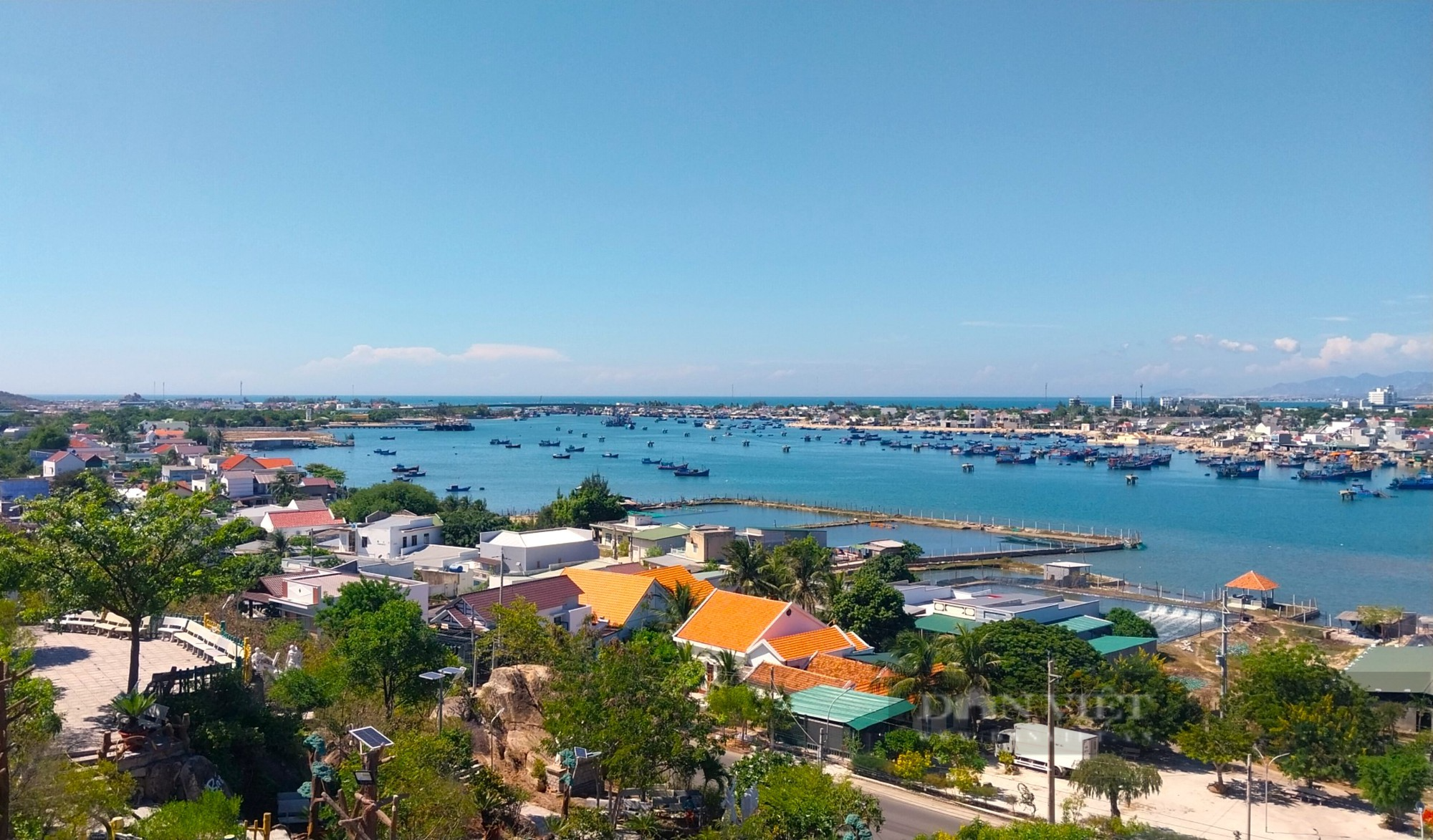 Nhà thờ đá bên bờ biển có tượng Đức Mẹ trên núi là mái nhà chung của người công giáo ở Ninh Thuận - Ảnh 13.