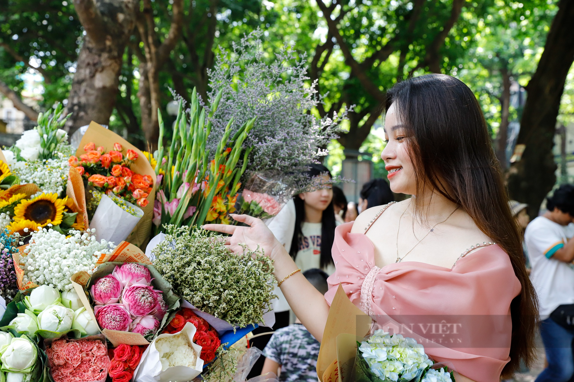 Giới trẻ ùn ùn đổ về đường Phan Đình Phùng chụp ảnh, nhưng lại vắng tanh ngay sau đó - Ảnh 3.