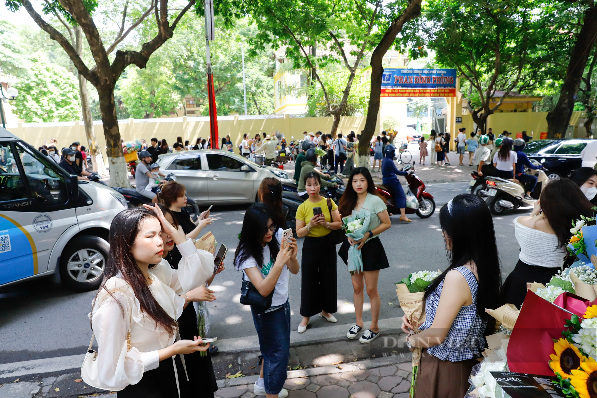 Giới trẻ ùn ùn đổ về đường Phan Đình Phùng chụp ảnh, nhưng lại vắng tanh ngay sau đó - Ảnh 5.