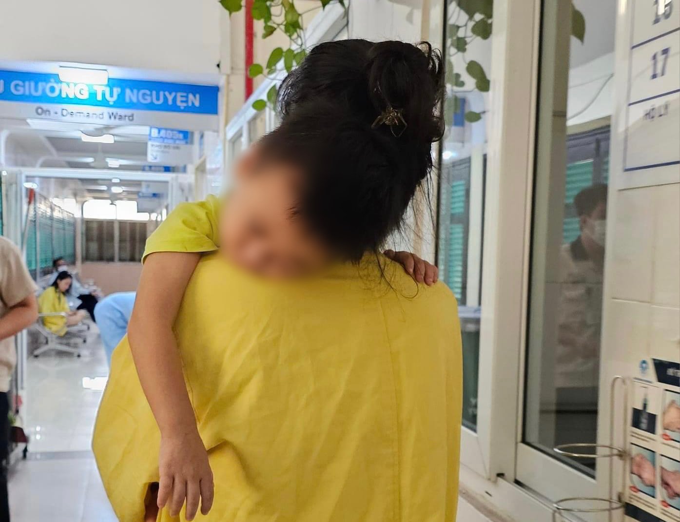 Bị tố làm hoại tử 1 bên mắt bé trai 2 tuổi khi bóc giả mạc, Bệnh viện Mắt Hà Nội 2 nói gì? - Ảnh 1.
