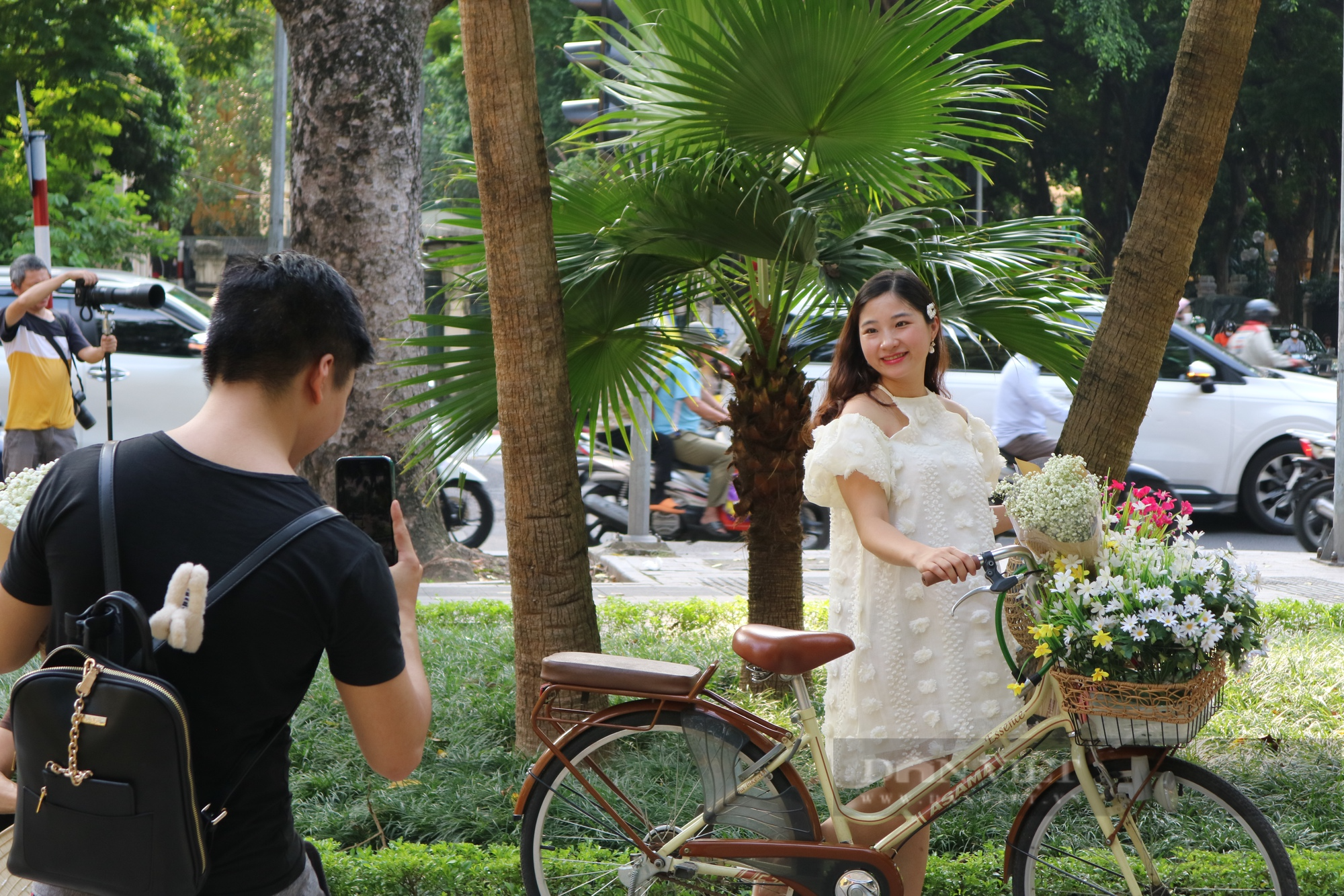 Kiếm bộn tiền nhờ kinh doanh trên phố Phan Đình Phùng mùa &quot;săn ảnh&quot; - Ảnh 4.
