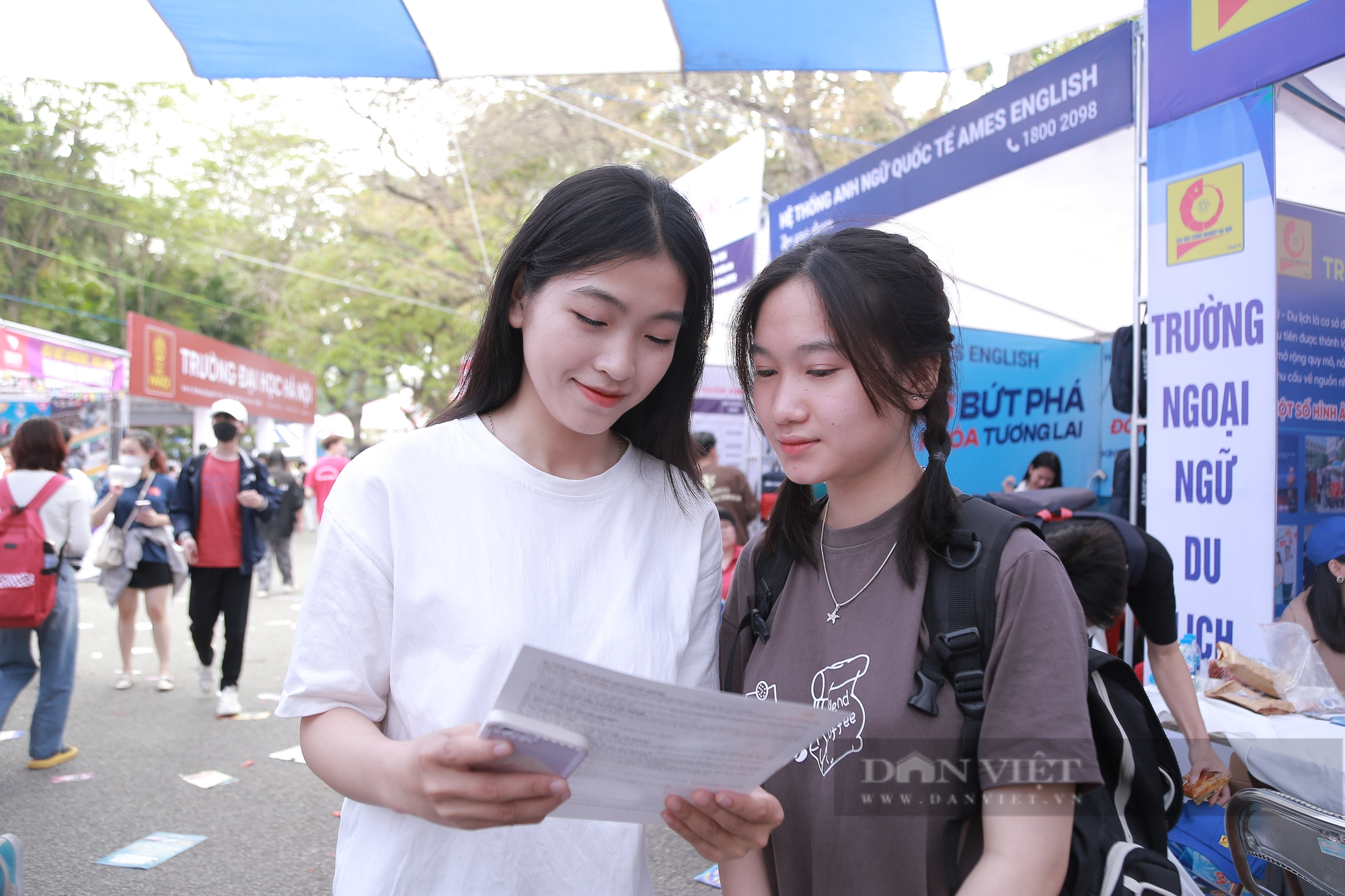 Điểm chuẩn đại học năm 2023: Có ngành bất ngờ tăng 10,5 điểm, có ngành &quot;lên ngôi&quot; ở các trường hot - Ảnh 1.
