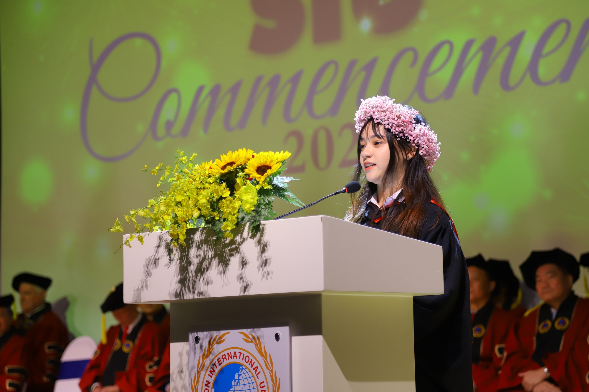 Nữ sinh viên gây choáng với &quot;cú đúp&quot; thủ khoa đầu vào lẫn đầu ra - Ảnh 1.