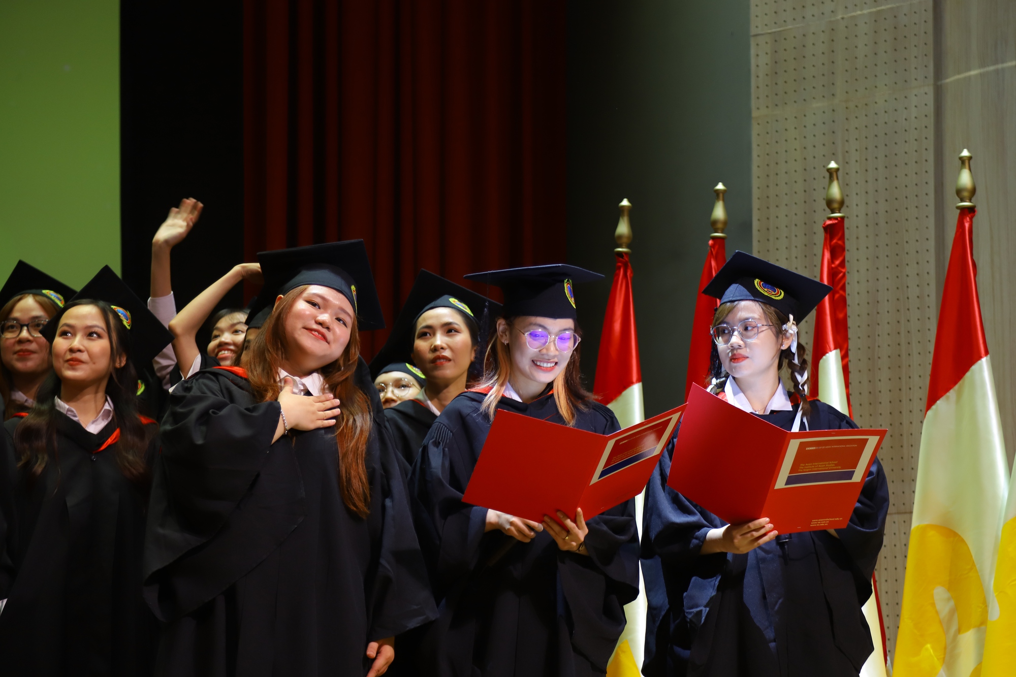 Nữ sinh viên gây choáng với &quot;cú đúp&quot; thủ khoa đầu vào lẫn đầu ra - Ảnh 3.