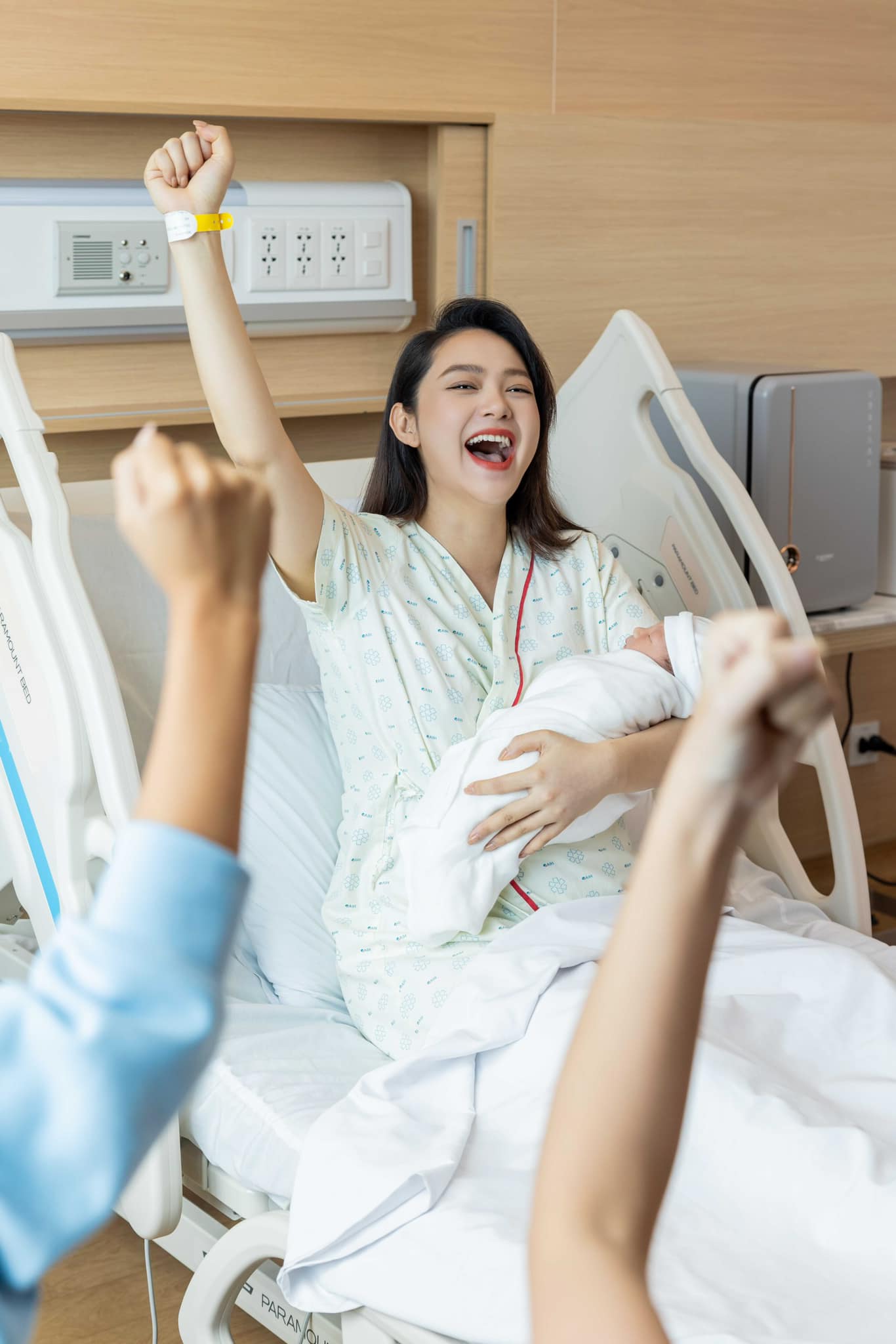 Minh Hằng sinh con trai đầu lòng với chồng đại gia - Ảnh 1.