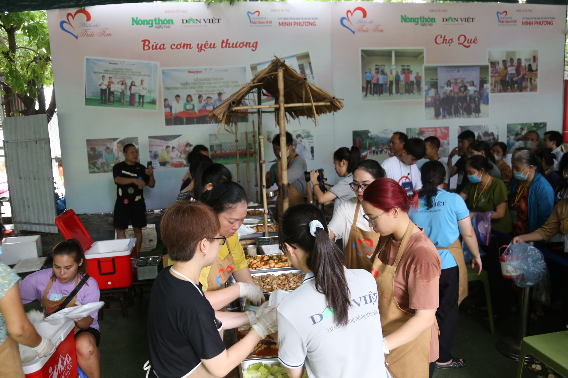 “Chúng tôi không có tiền nên muốn góp sức thay lời cảm ơn” - Ảnh 1.