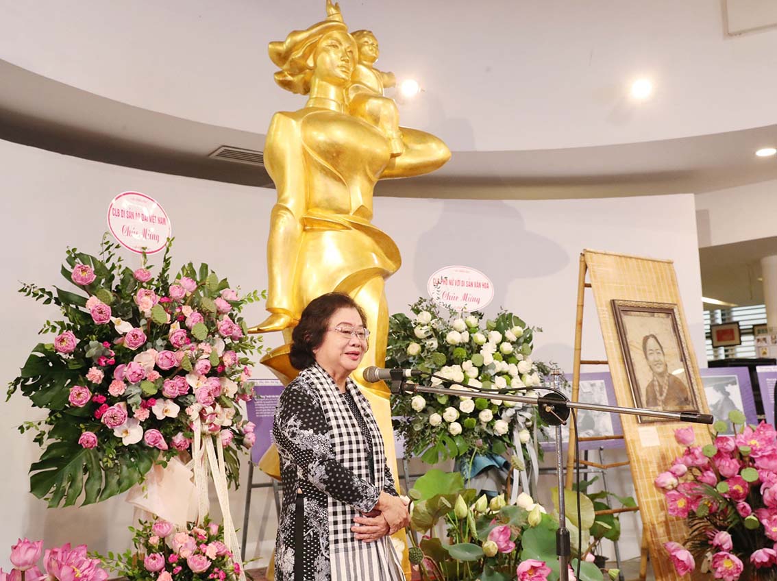 Bà Trương Thị Mỹ Hoa xúc động tại buổi trao tặng tranh bà Nguyễn Thị Định được làm từ lá sen - Ảnh 1.