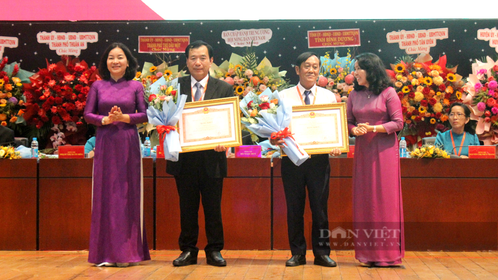Đại hội đã trao Bằng khen của Thủ tướng Chính phủ cho các đại biểu đã có công lao đóng góp cho công tác Hội và phong trào nông dân trong thời gian qua. Ảnh: Nguyên Vỹ
