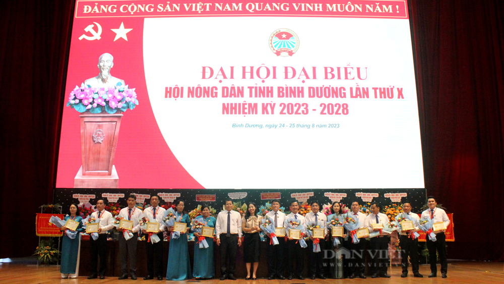 Trung ương Hội Nông dân Việt Nam trao tặng Kỷ niệm chương “Vì giai cấp Nông dân Việt Nam”cho các cá nhân có nhiều đóng góp cho tổ chức Hội và giai cấp nông dân trong thời gian qua. Ảnh: Nguyên Vỹ