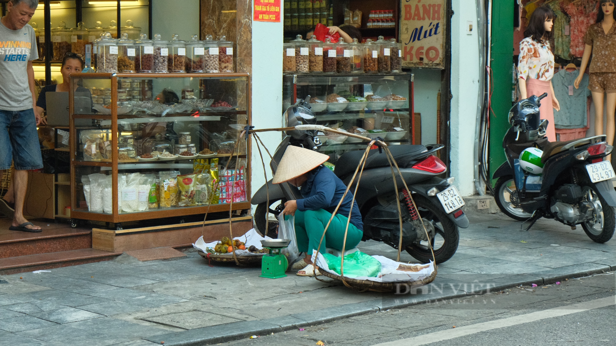Chuyện về những gánh hàng rong mang nặng suy tư trên phố cổ Hà Nội - Ảnh 3.
