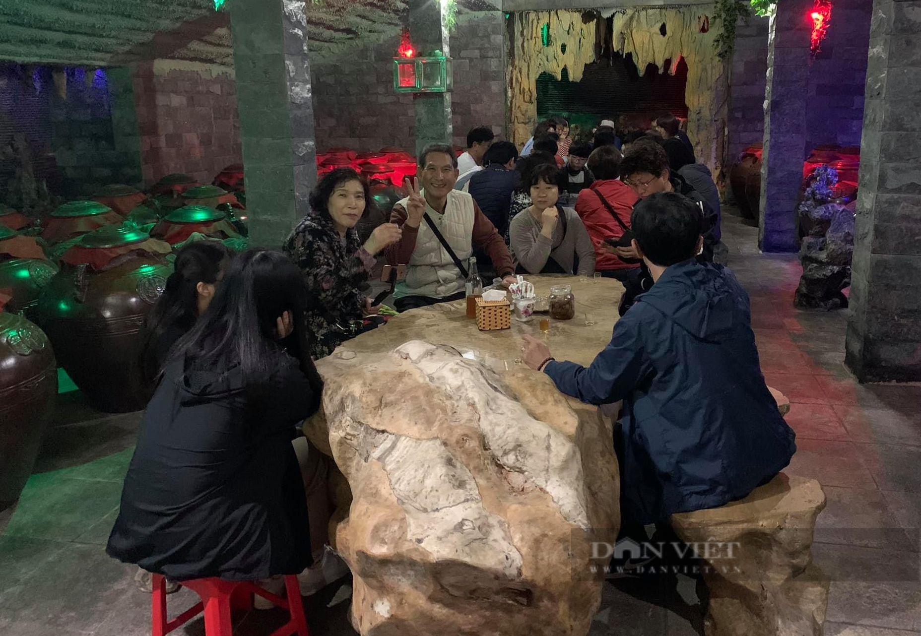 Ông nông dân Quảng Ninh hơn 40 năm gắn bó với rượu mơ, trở thành Nông dân Việt Nam xuất sắc 2023 - Ảnh 6.