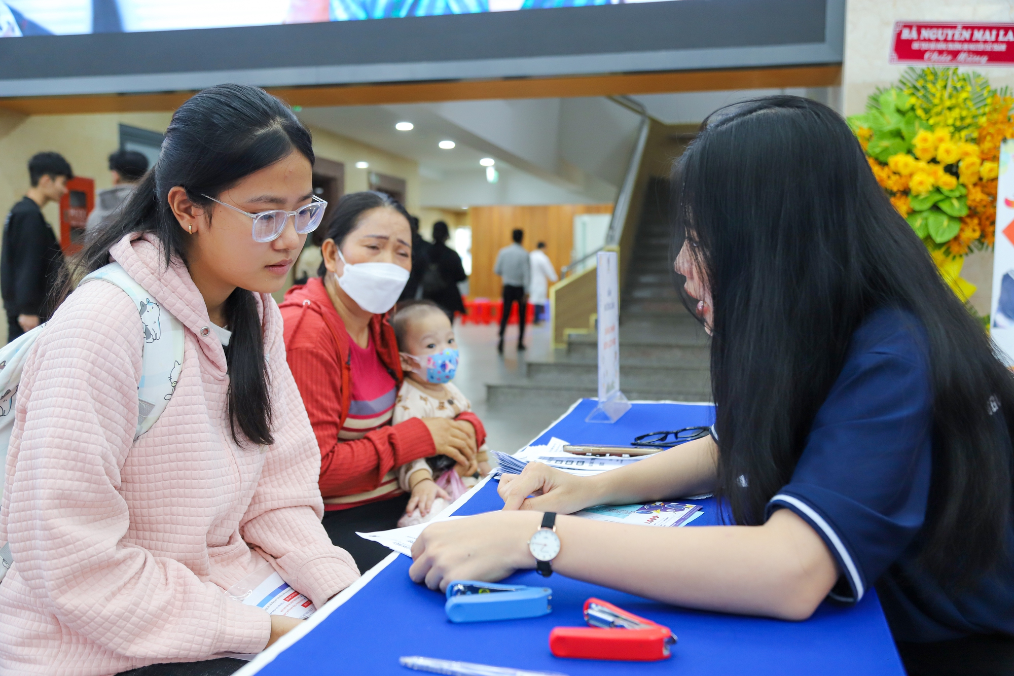 Tân sinh viên nô nức nhập học tại TP.HCM - Ảnh 6.