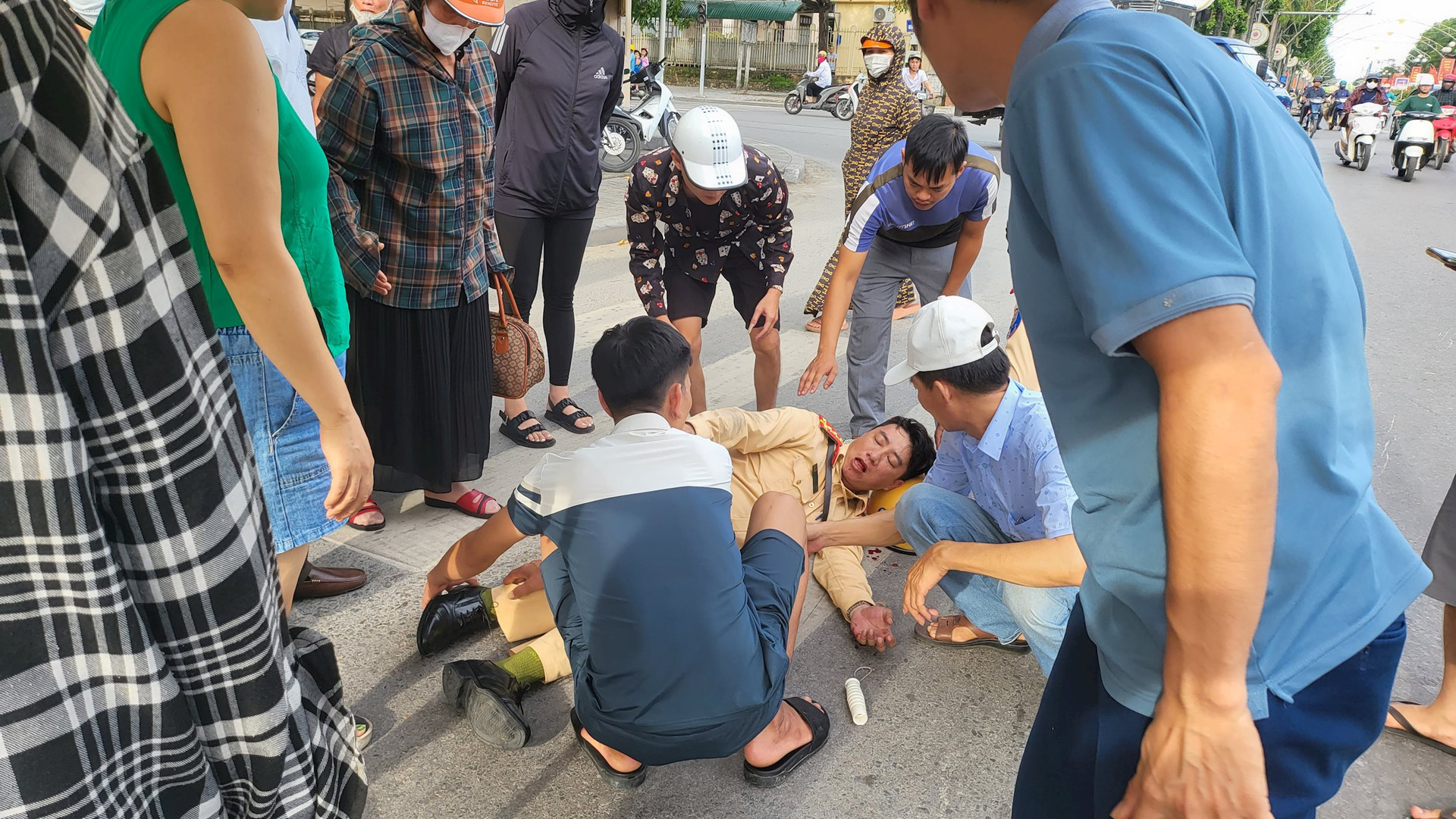 Khởi tố đối tượng tông CSGT bị thương - Ảnh 2.