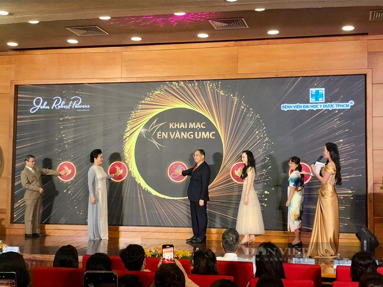 Bệnh viện đầu tiên của TP.HCM tổ chức cuộc thi để nâng cao kỹ năng giao tiếp của y bác sĩ - Ảnh 1.