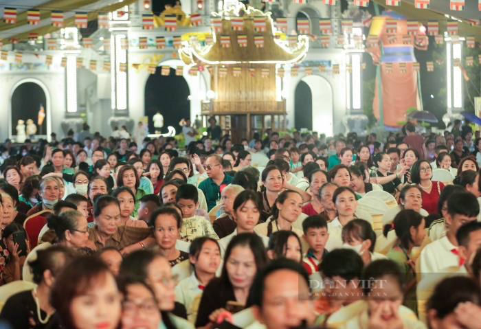 Xúc động nghi thức &quot;Bông hồng cài áo&quot; trong lễ Vu Lan: &quot;Nếu có mẹ trên đời tôi chỉ mong mẹ nhiều sức khoẻ&quot; - Ảnh 2.