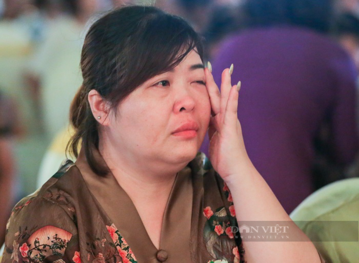 Xúc động nghi thức &quot;Bông hồng cài áo&quot; trong lễ Vu Lan: &quot;Nếu có mẹ trên đời tôi chỉ mong mẹ nhiều sức khoẻ&quot; - Ảnh 4.