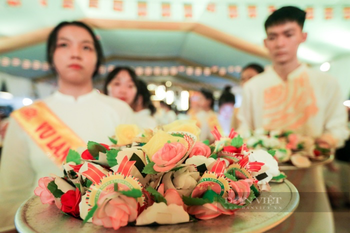 Xúc động nghi thức &quot;Bông hồng cài áo&quot; trong lễ Vu Lan: &quot;Nếu có mẹ trên đời tôi chỉ mong mẹ nhiều sức khoẻ&quot; - Ảnh 6.