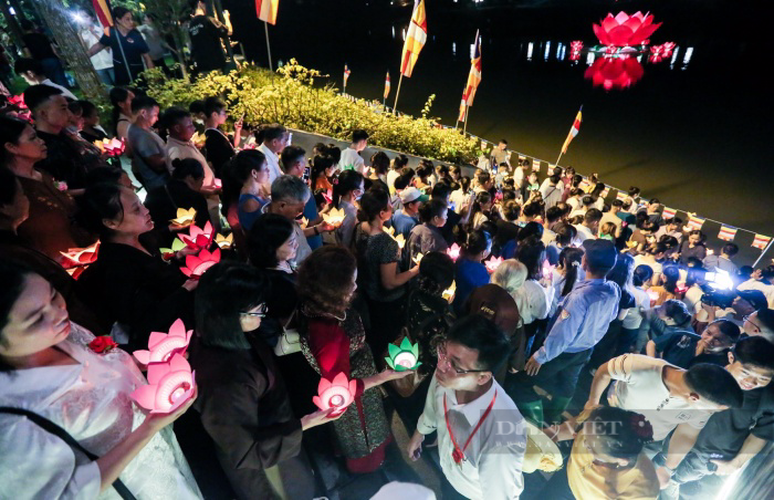Xúc động nghi thức &quot;Bông hồng cài áo&quot; trong lễ Vu Lan: &quot;Nếu có mẹ trên đời tôi chỉ mong mẹ nhiều sức khoẻ&quot; - Ảnh 12.
