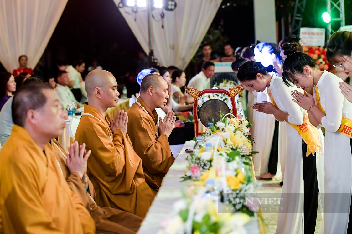 Xúc động nghi thức &quot;Bông hồng cài áo&quot; trong lễ Vu Lan: &quot;Nếu có mẹ trên đời tôi chỉ mong mẹ nhiều sức khoẻ&quot; - Ảnh 3.