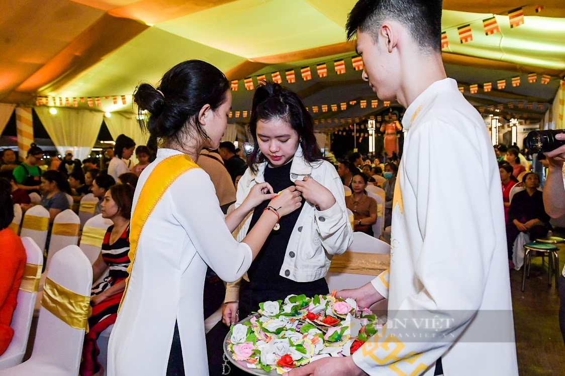 Xúc động nghi thức &quot;Bông hồng cài áo&quot; trong lễ Vu Lan: &quot;Nếu có mẹ trên đời tôi chỉ mong mẹ nhiều sức khoẻ&quot; - Ảnh 8.