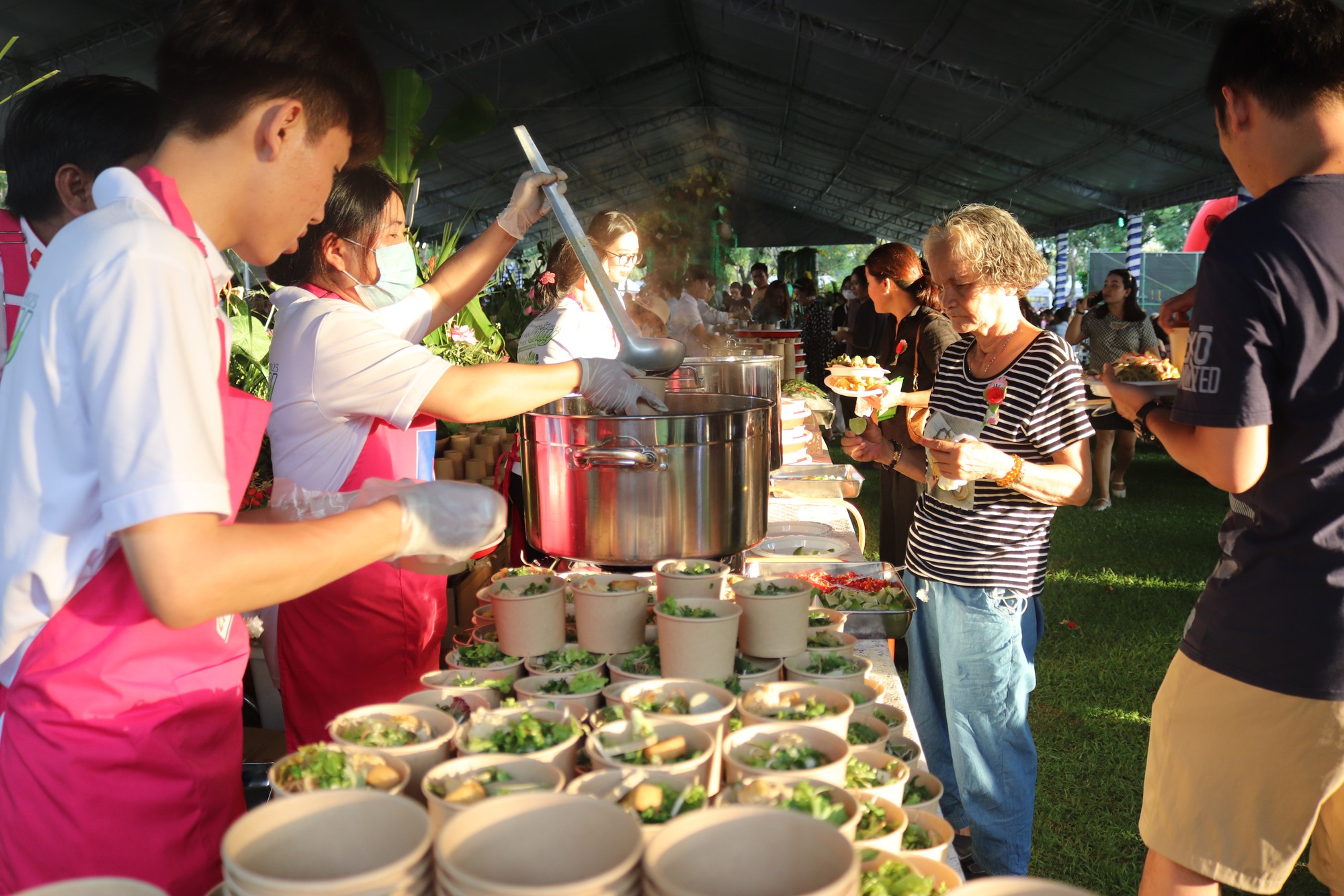 Cả nghìn người thưởng thức buffet chay 100 món tại TP.HCM, được phục vụ như tại khách sạn 5 sao - Ảnh 4.