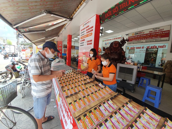 Người dân, doanh nghiệp lên mạng mua bán vé số, Bộ Tài chính phát cảnh báo, lo ngại rửa tiền, trốn thuế   - Ảnh 2.