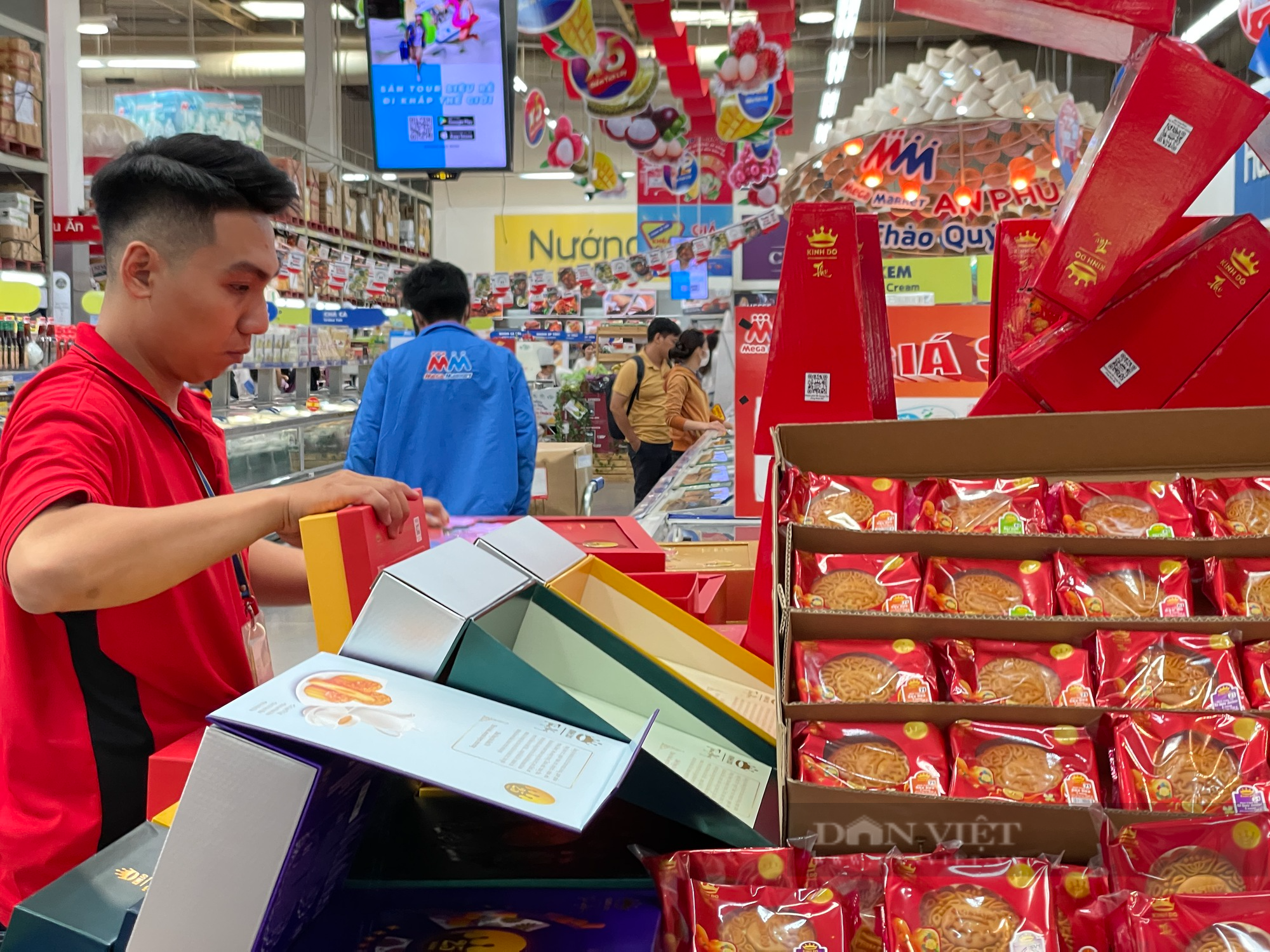 Sạp bánh trung thu rơi rụng, ế khách, các “ông lớn” vẫn ồ ạt sản xuất, bánh bán cho ai? - Ảnh 2.