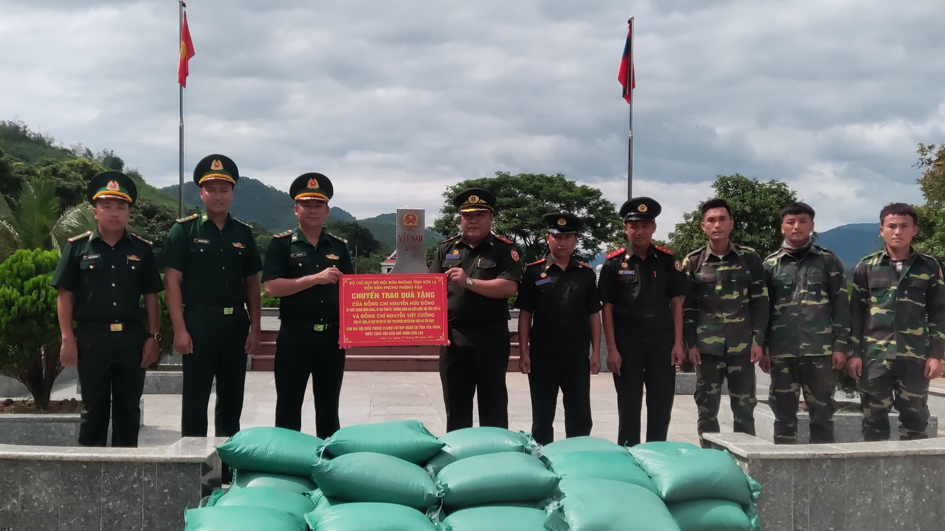 Phát huy truyền thống quan hệ đặc biệt hữu nghị Việt Nam – Lào, "hạt gạo cắn đôi, cọng rau bẻ nửa". - Ảnh 2. Phát huy truyền thống quan hệ đặc biệt hữu nghị Việt Nam – Lào, "hạt gạo cắn đôi, cọng rau bẻ nửa". - Ảnh 2.
