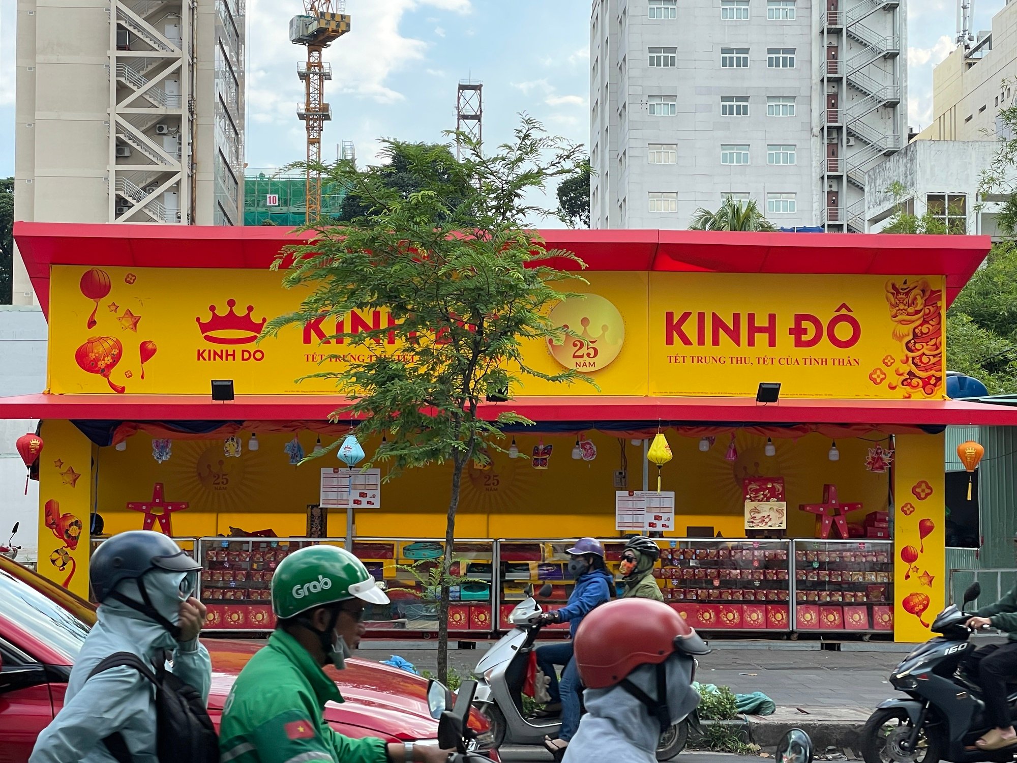 Sạp bánh trung thu rơi rụng, ế khách, các “ông lớn” vẫn ồ ạt sản xuất, bánh bán cho ai? - Ảnh 1.