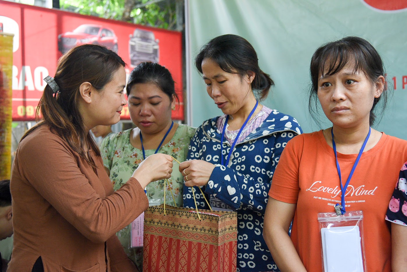 Nối nhịp cầu nhân ái tại Phiên Chợ Trái Tim - Ảnh 6.