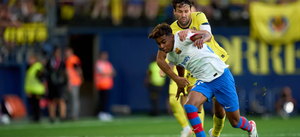 Tỏa sáng rực rỡ, thần đồng 16 tuổi của Barca khiến HLV Xavi khó xử - Ảnh 1.