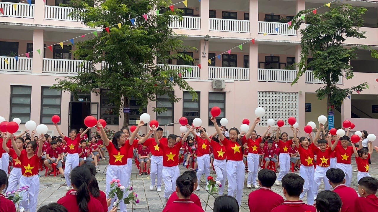 Sáng nay, học sinh cả nước tựu trường tưng bừng, rực rỡ sắc màu - Ảnh 4.