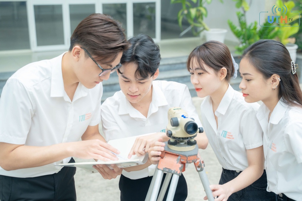 Sinh viên &quot;gào khóc&quot; vì bị yêu cầu mua 3 bộ đồng phục mất 1 triệu đồng - Ảnh 1.