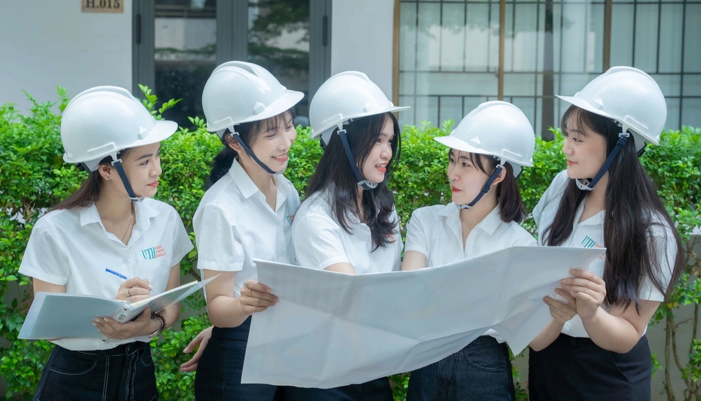 Sinh viên &quot;gào khóc&quot; vì bị yêu cầu mua 3 bộ đồng phục mất 1 triệu đồng - Ảnh 2.