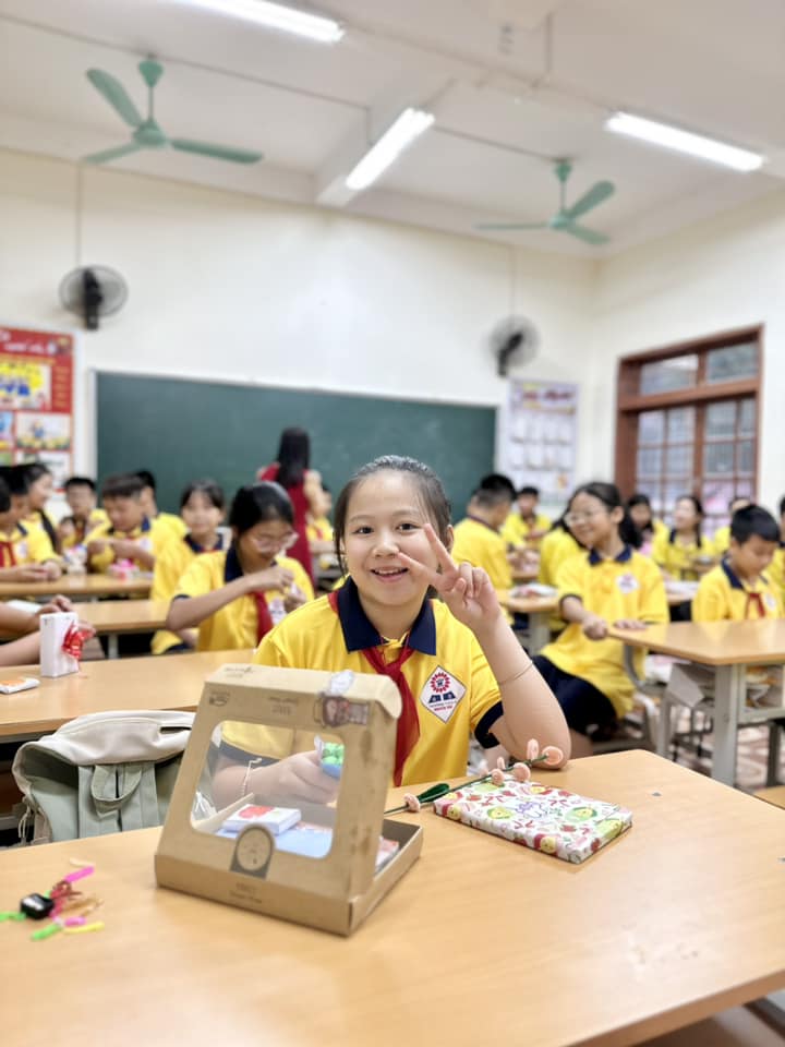 Sáng nay, học sinh cả nước tựu trường tưng bừng, rực rỡ sắc màu - Ảnh 3.