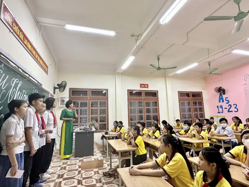 Sáng nay, học sinh cả nước tựu trường tưng bừng, rực rỡ sắc màu - Ảnh 2.